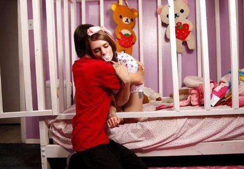 21 yaşlı qız ZORLANDI- indiyə kimi pampers geyinir - SƏBƏB- FOTOLAR