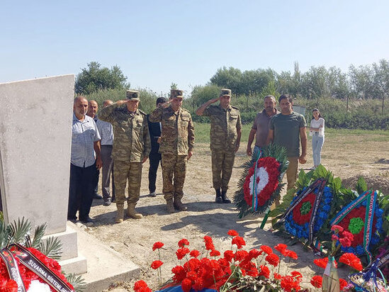 Müdafiə Nazirliyinin rəhbər heyəti şəhidlərin dəfn və yas mərasimlərində iştirak edib