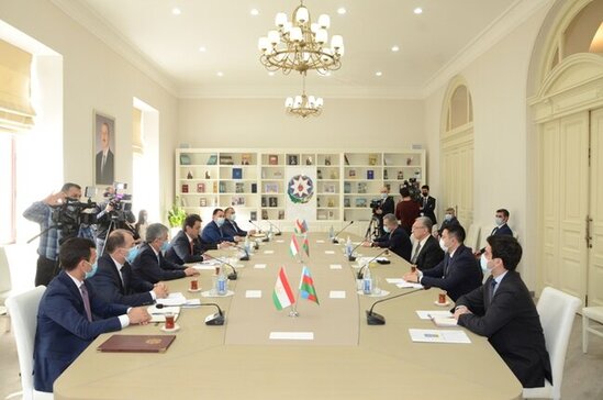 Tacikistanlı qonaqlar Bakı Şəhər İcra Hakimiyyətində qəbul edilib