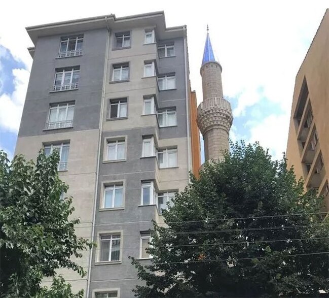 İki mənzil arasında "gizlənən" məscid maraqlı görünüşü ilə diqqət çəkir - FOTO