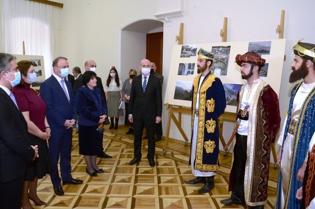 E.Həbibullayev:"Kitabda qələbəmiz və Prezident İlham Əliyevin siyasəti haqqında uşaqların anlaya biləcəyi tərzdə məlumatlar verilir"