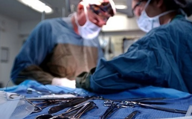 Rusiyada həkimlər divan yeyən uşağı xilas ediblər