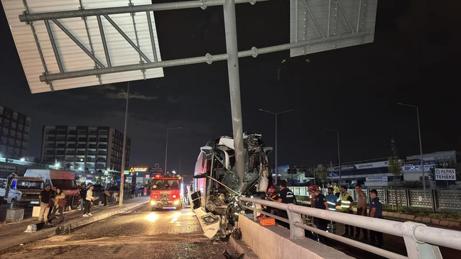 Adanada sərnişin avtobusu qəzaya uğrayıb, 10-dan çox şəxs xəsarət alıb