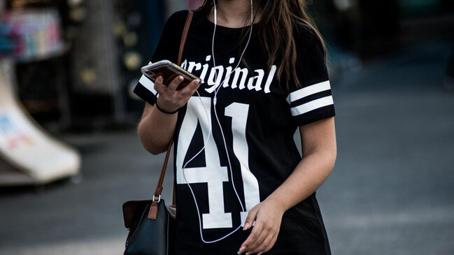 Bu ölkə hər kəs üçün pulsuz mobil interneti işə salır - Dünyada ilk