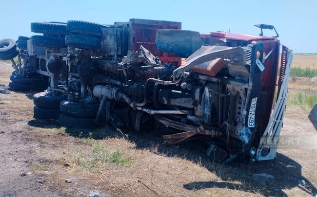 Kürdəmirdə "KamAZ" aşıb, ölən var