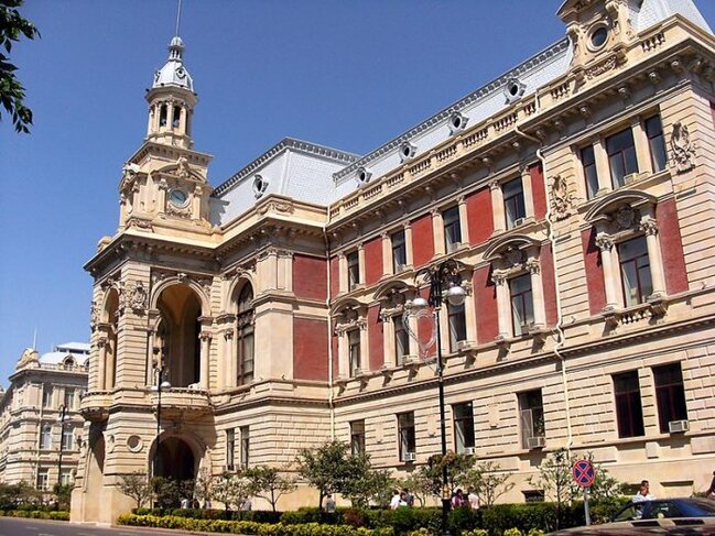 Eldar Əzizov MÜŞAVİRƏ KEÇİRDİ: Yağışın fəsadlarının aradan qaldırılması ilə bağlı tapşırıqlar verildi