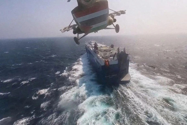 Yəmən yaxınlığında hücuma məruz qalan gəminin heyəti təxliyə edilib