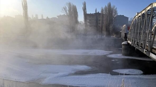 Buz bağlayan Kür çayı, kirpikləri donan sakinlər: 34 dərəcə şaxtanın yaşandığı Ardahandan görüntülər - FOTO