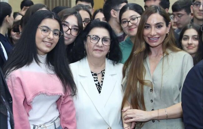 Arzu Əliyeva Bakı Ali Neft Məktəbində - Fotolar