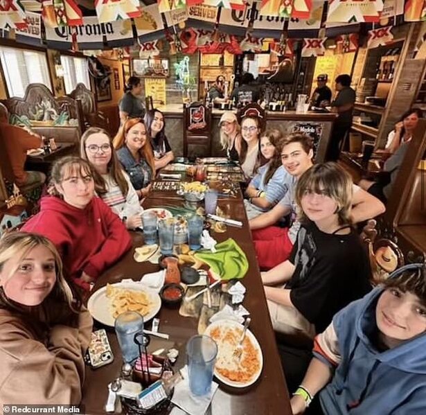 Qız 20 ildən sonra 77 bacı və qardaşını TAPDI