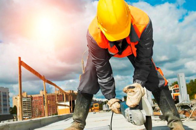 Qızmar günəş altında işçi işlədən müəssisələr BU HALDA CƏRİMƏLƏNƏ BİLƏR