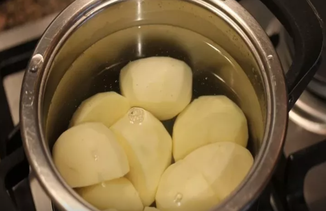 Kartofu adi suda bişirməyin, bu ədviyyatı əlavə edin, dadı görün necə olacaq