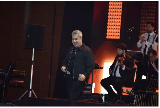 Türkiyənin məşhur müğənnisi Emrah Bakıda konsert verib