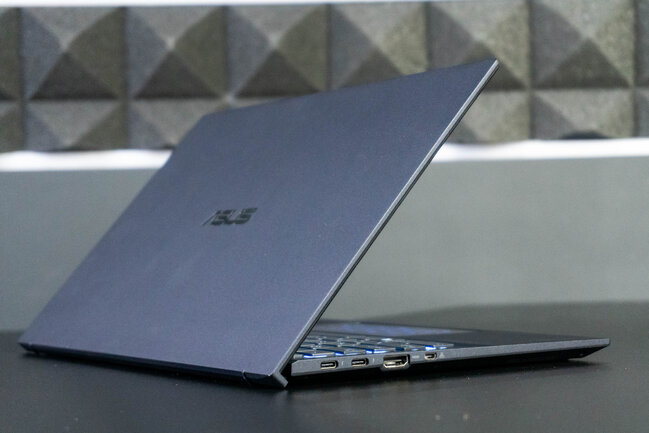 Dünyanın ən yüngül noutbuku - 880 qram...