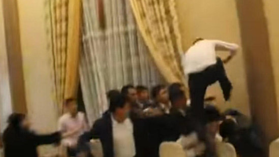 Toyda DƏHŞƏT: Tamada bəyi döydü - VİDEO