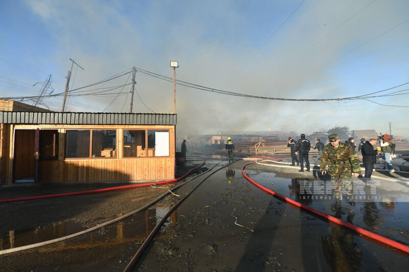 Bakıda taxta bazarında baş verən yanğın yerindən FOTOLAR