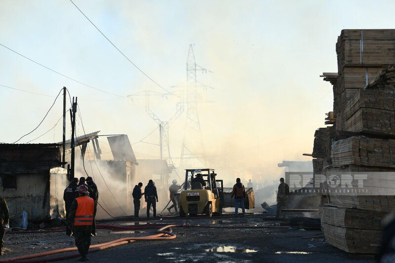 Bakıda taxta bazarında baş verən yanğın yerindən FOTOLAR