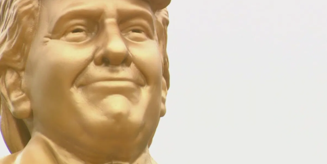 Vaşinqtonda əlində "Bitkoin" olan Trampın qızıl heykəli qoyuldu