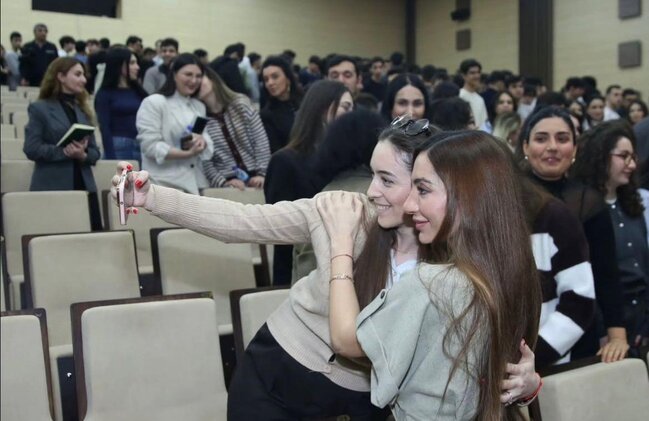 Arzu Əliyeva Bakı Ali Neft Məktəbində - Fotolar