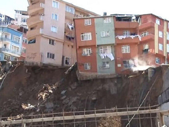 İstanbulda yaşayış binası çöküb