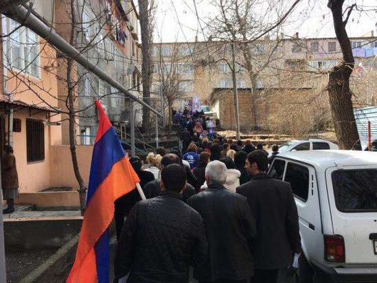 İrəvanda aksiya: Ter-Petrosyanın seçki bloku sülh şüarı ilə küçələrə çıxdı - FOTO