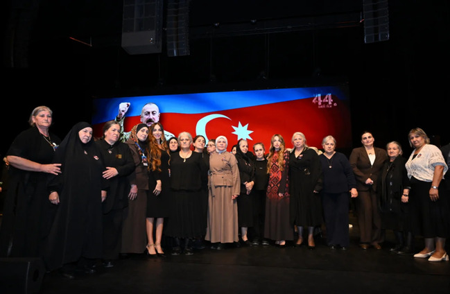 Arzu Əliyeva və Alyona Əliyeva "44" bədii filminin premyerasında iştirak ediblər