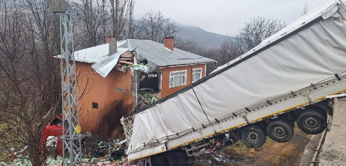 Bəxtsiz ev: 45 gün içində evin üzərinə iki yük maşını düşdü