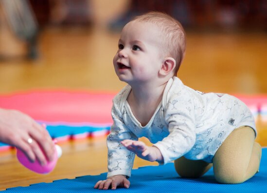 3 aylıq uşağın burnundan qan açıldı - ÖLDÜ - VİDEO