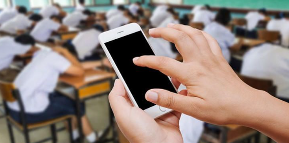 "Müəllimlərin mobil telefonla dərsə daxil olmasını məhdudlaşdırmaq lazımdır" - TƏKLİF