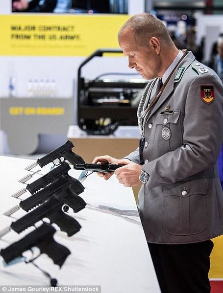 Dünyanın ən böyük silah yarmarkası açıldı - VİDEO + FOTO
