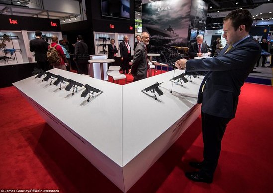 Dünyanın ən böyük silah yarmarkası açıldı - VİDEO + FOTO