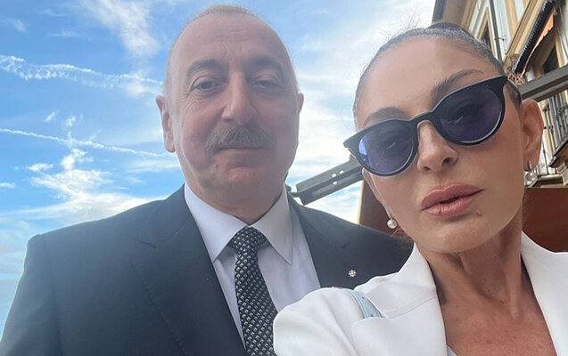 Prezident və xanımından selfi - Foto