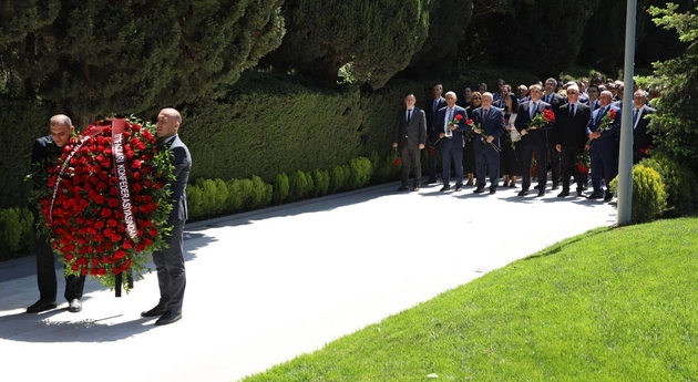 Azərbaycan Həmkarlar İttifaqları Konfederasiyasının kollektivi Heydər Əliyevin məzarını ziyarət edib