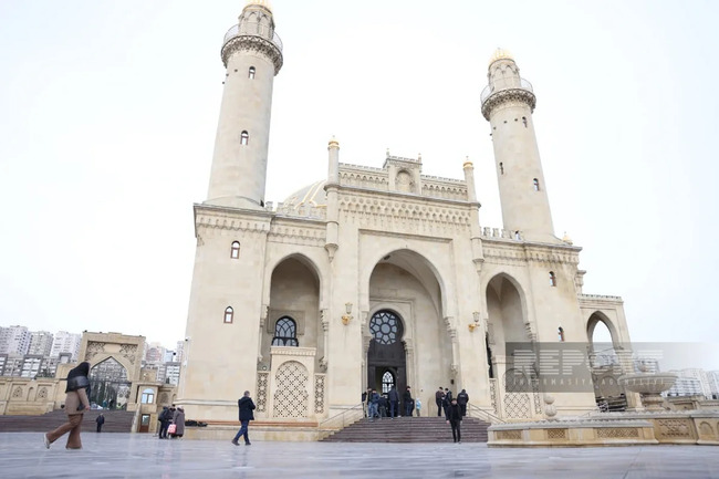 Təzəpir məscidində bayram namazı qılındı (FOTO)