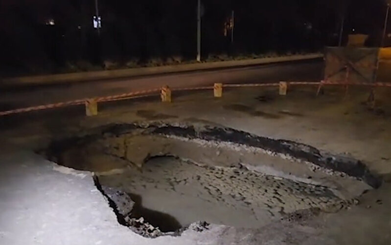 Çobanzadə küçəsində yol çökdü, böyük çuxur yarandı - Video