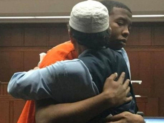 Ata oğlunun qatilini bağışladı - VİDEO