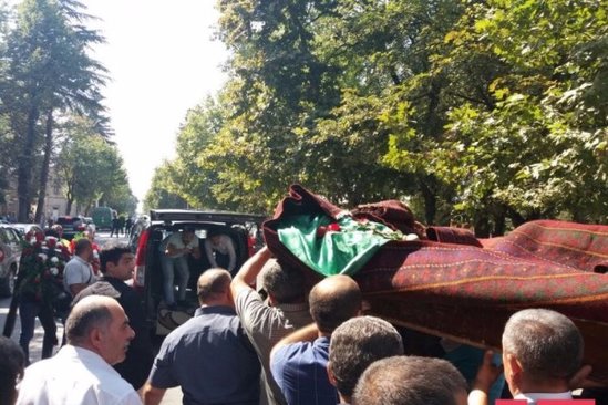 Ölümü ilə ölkəni ağladan Aşıq Ədalət son mənzilə belə yola salındı - FOTO