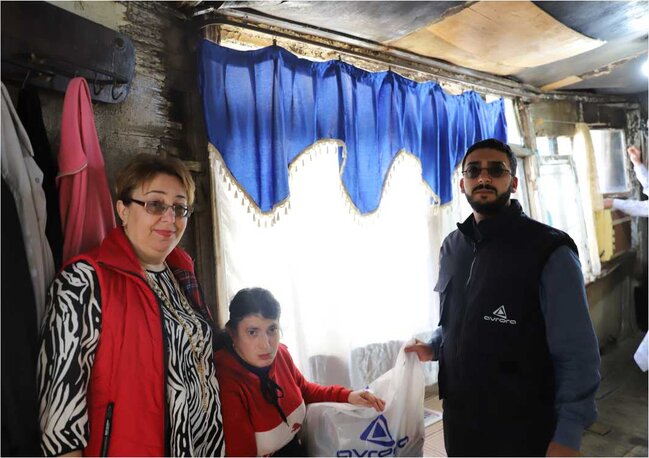 "Avrora MMC" aztəminatlı ailələrə bayram sovqatı çatdırıb