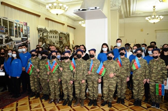 E.Həbibullayev:"Kitabda qələbəmiz və Prezident İlham Əliyevin siyasəti haqqında uşaqların anlaya biləcəyi tərzdə məlumatlar verilir"