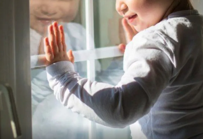 Beşinci mərtəbədən yıxılan uşaq sağ qaldı