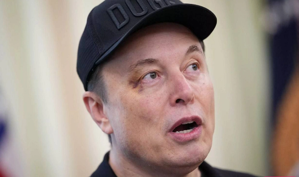 Mask mətbuat konfransına gözünün altında qançır izi ilə qatıldı