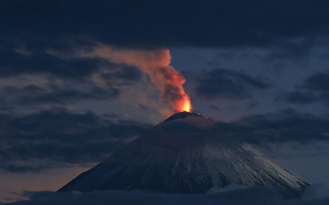 Klyuçevkaya Sopka vulkanı 11,5 km hündürlüyə kül atıb
