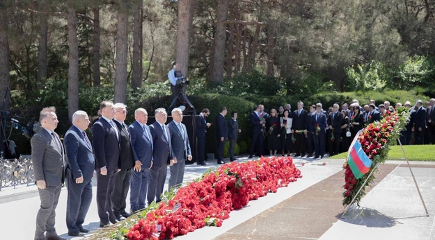 Azərbaycan Həmkarlar İttifaqları Konfederasiyasının kollektivi Heydər Əliyevin məzarını ziyarət edib