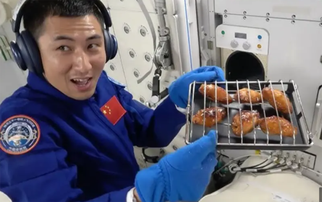 İlk dəfə kosmosda ət və toyuq qızartdılar - Video