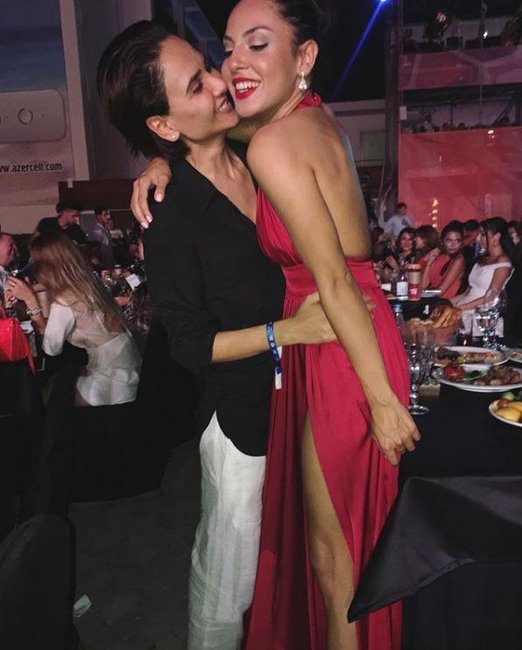 Azərbaycanlı müğənni "Jara"da sinə dekoltesi ilə göz qamaşdırdı – FOTO