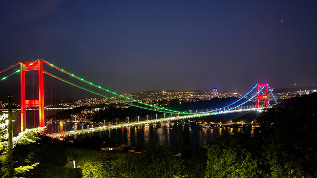 İstanbulun körpüləri Azərbaycan bayrağının rənglərinə büründü - FOTO