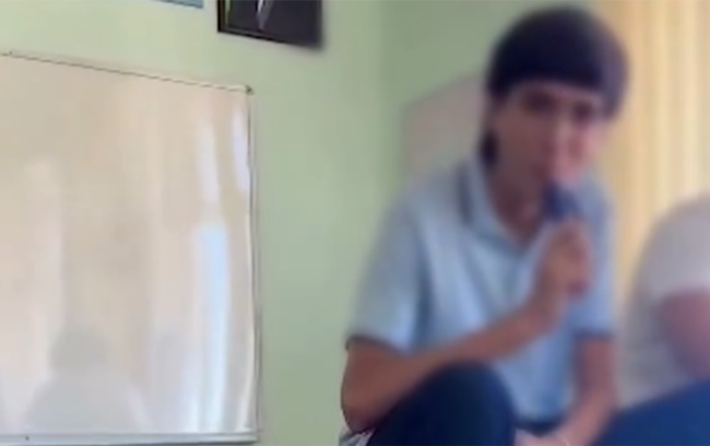 İlk dərs günündə canlı yayım açıb elektron siqaret çəkdilər - Video - Yenilənib