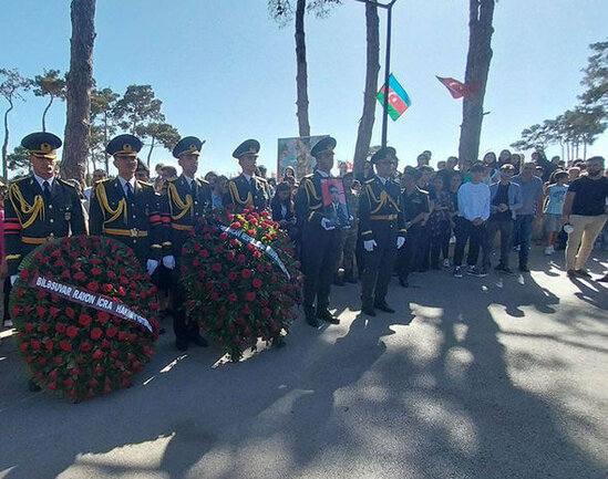 Müdafiə Nazirliyinin rəhbər heyəti şəhidlərin dəfn və yas mərasimlərində iştirak edib