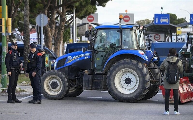 İspaniya paytaxtında fermerlər traktorlarla etiraz aksiyası keçiriblər