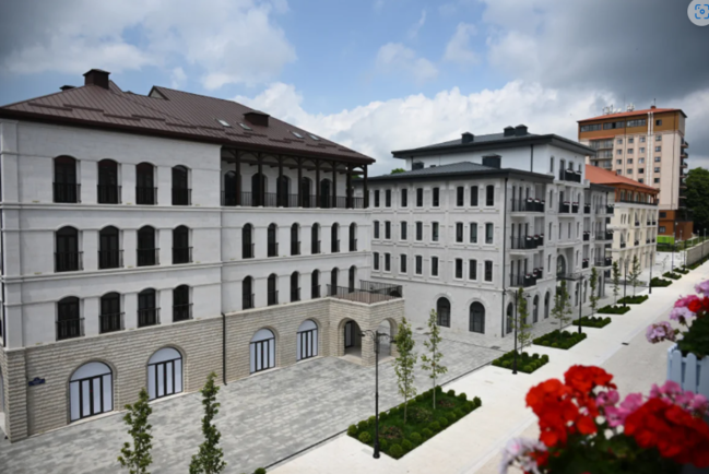Prezident Şuşanın Qarabağ küçəsində həyata keçirilmiş işlərlə tanış olub - FOTO